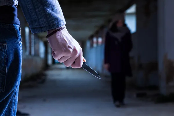 В Рудном должник по алиментам напал с ножом на судебного исполнителя