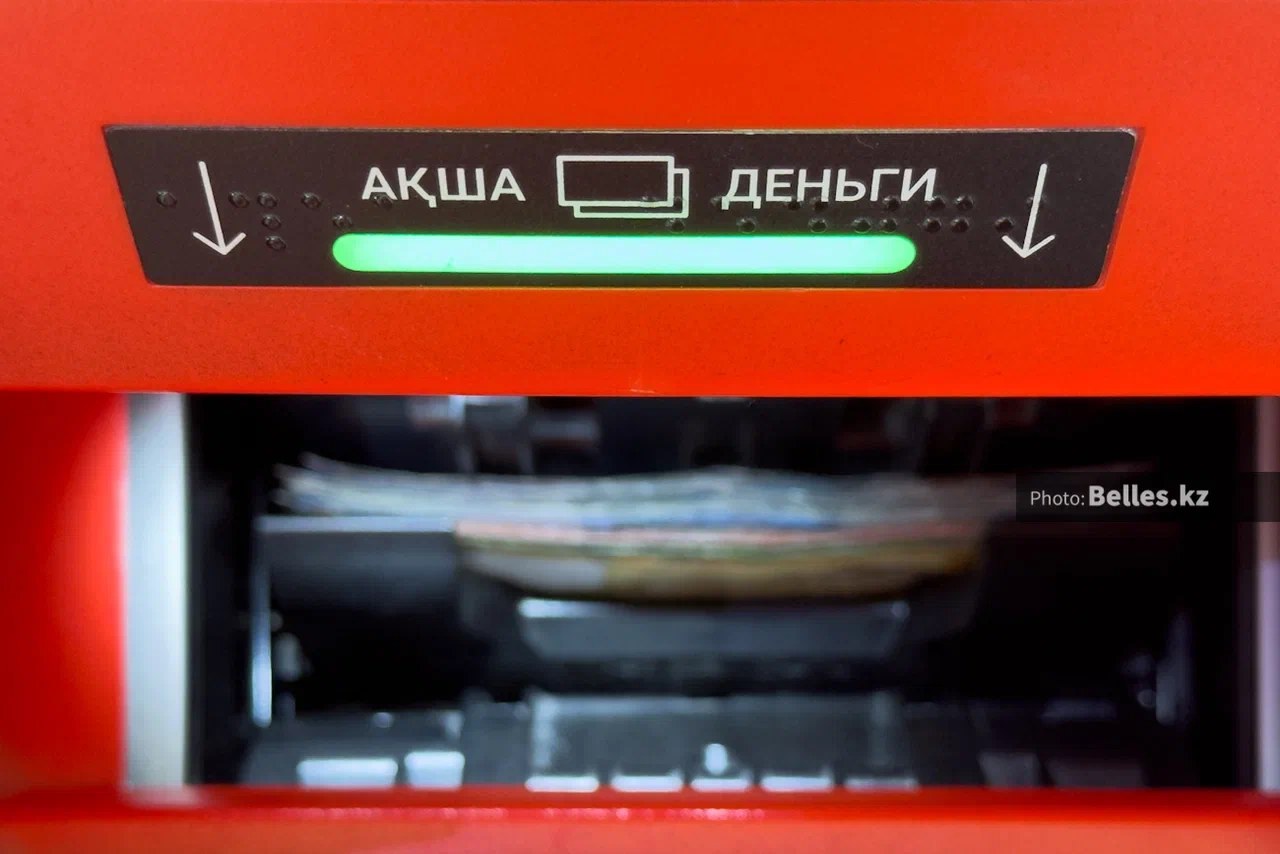 Казахстанцы активно пополняли депозиты, но два крупных банка потеряли средства