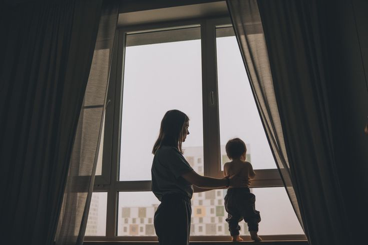 Мать выбросила детей из окна пятого этажа в Таразе