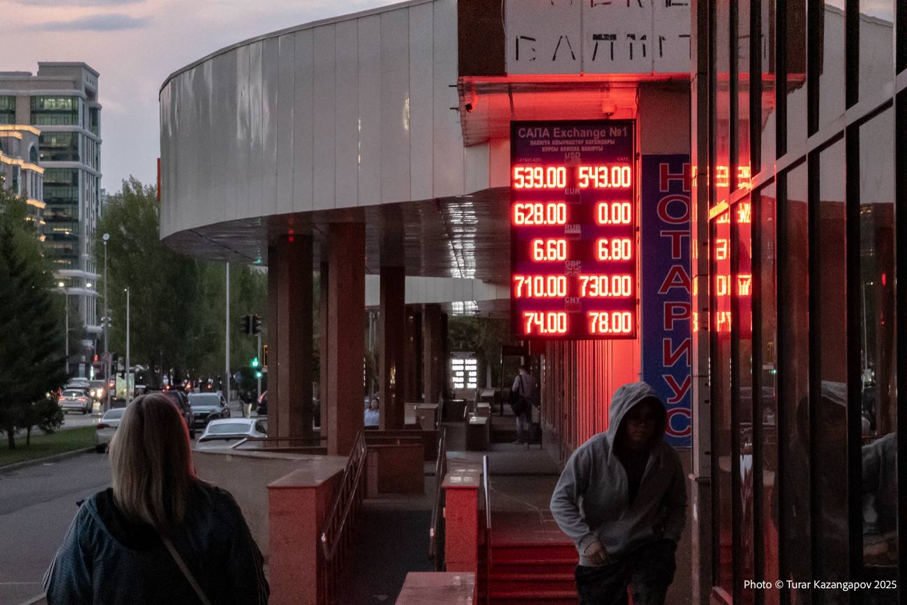Доллар резко подешевел на KASE и опустился ниже 448 тенге