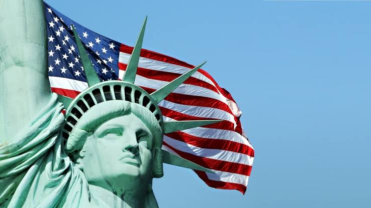 В 2025 году из США уехало больше американцев, чем приехало мигрантов — СМИ