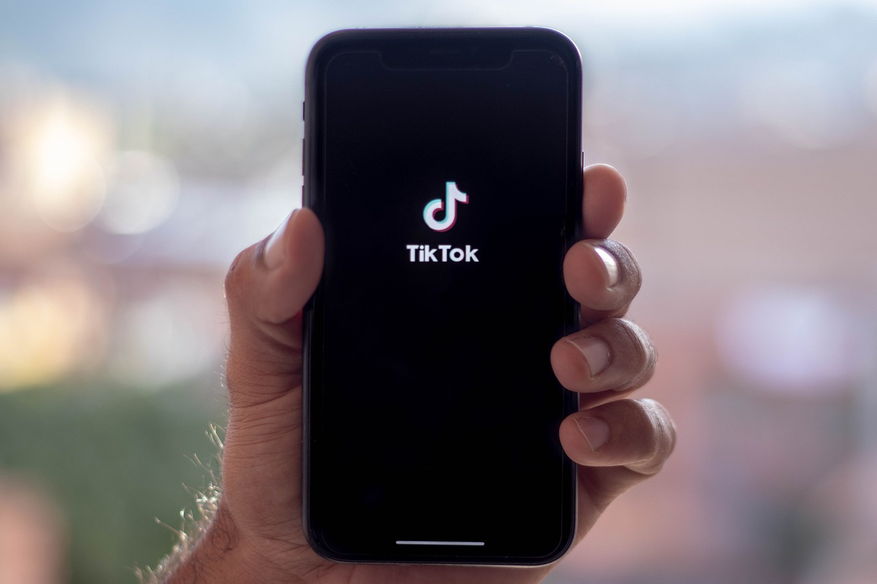 TikTok массово чистит контент в Казахстане и удаляет миллионы видео