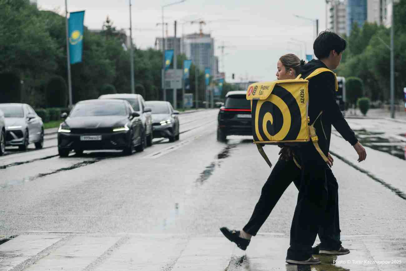 «Сорпа с куртом и место за столом»: отношение к курьерам в казахстанском фастфуде растрогало соцсети
