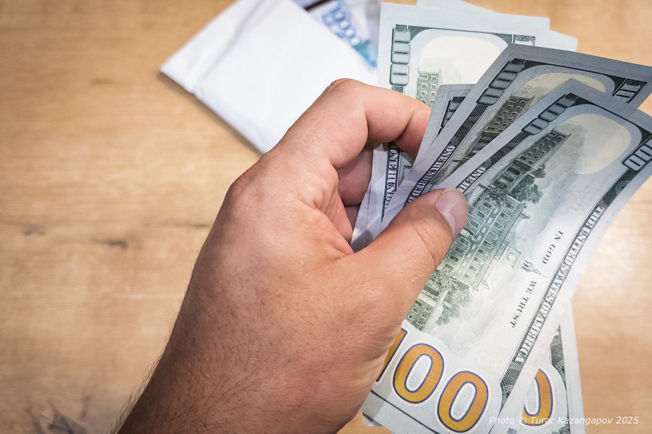 Доллар откатился после роста: курс на KASE потерял больше 2 тенге