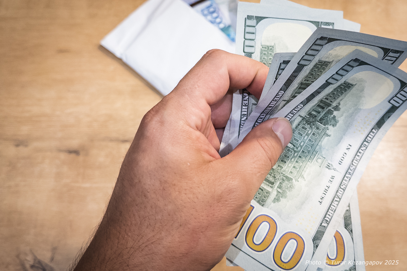 Тенге ослаб к доллару, а нефть подешевела более чем на 4%