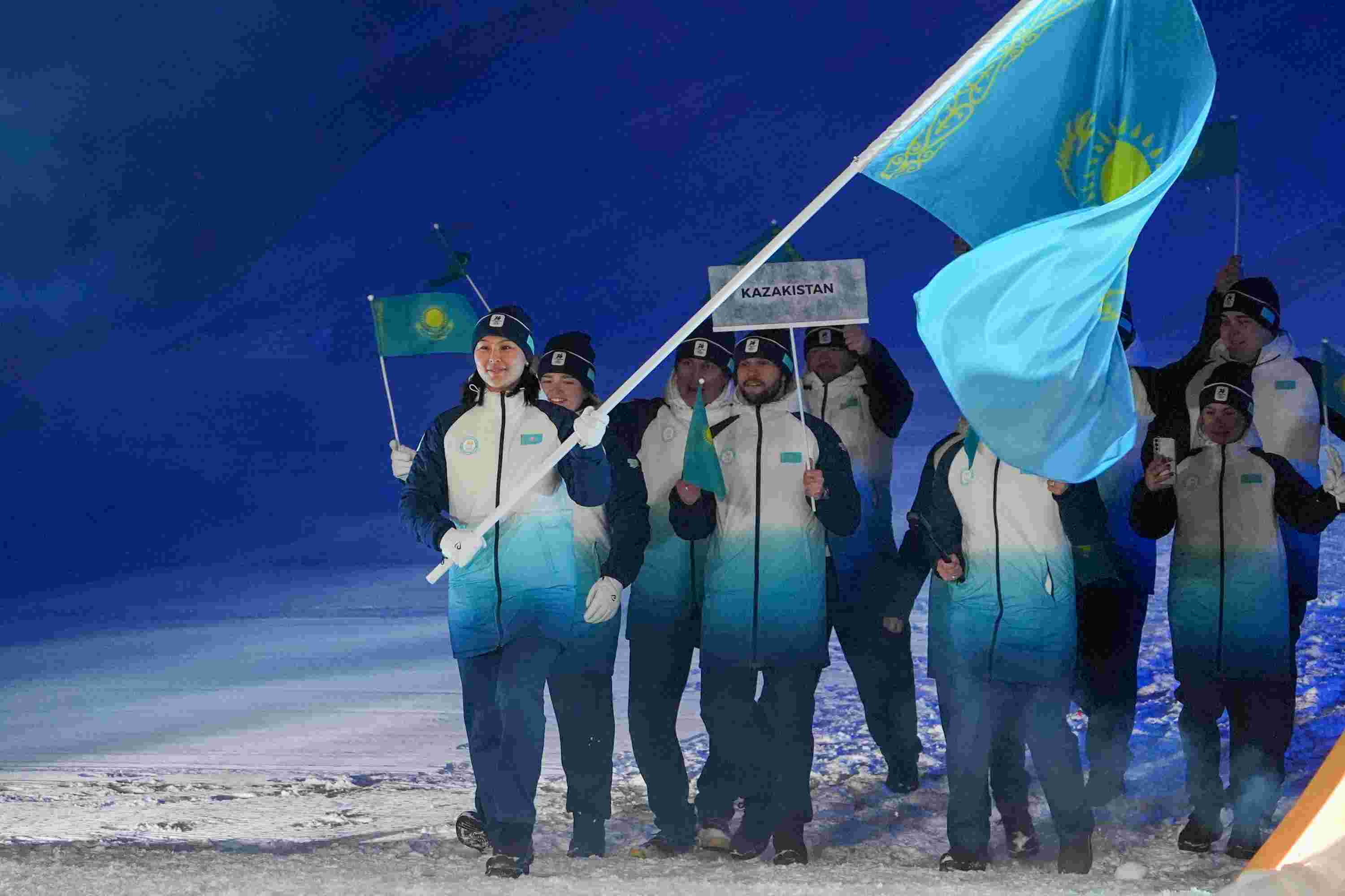 Флаг Казахстана развернули в Милане и Ливиньо на открытии Олимпиады-2026