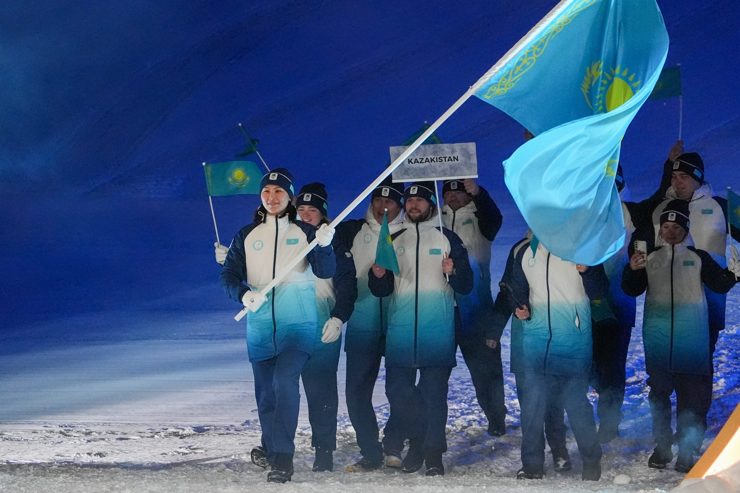 Флаг Казахстана развернули в Милане и Ливиньо на открытии Олимпиады-2026