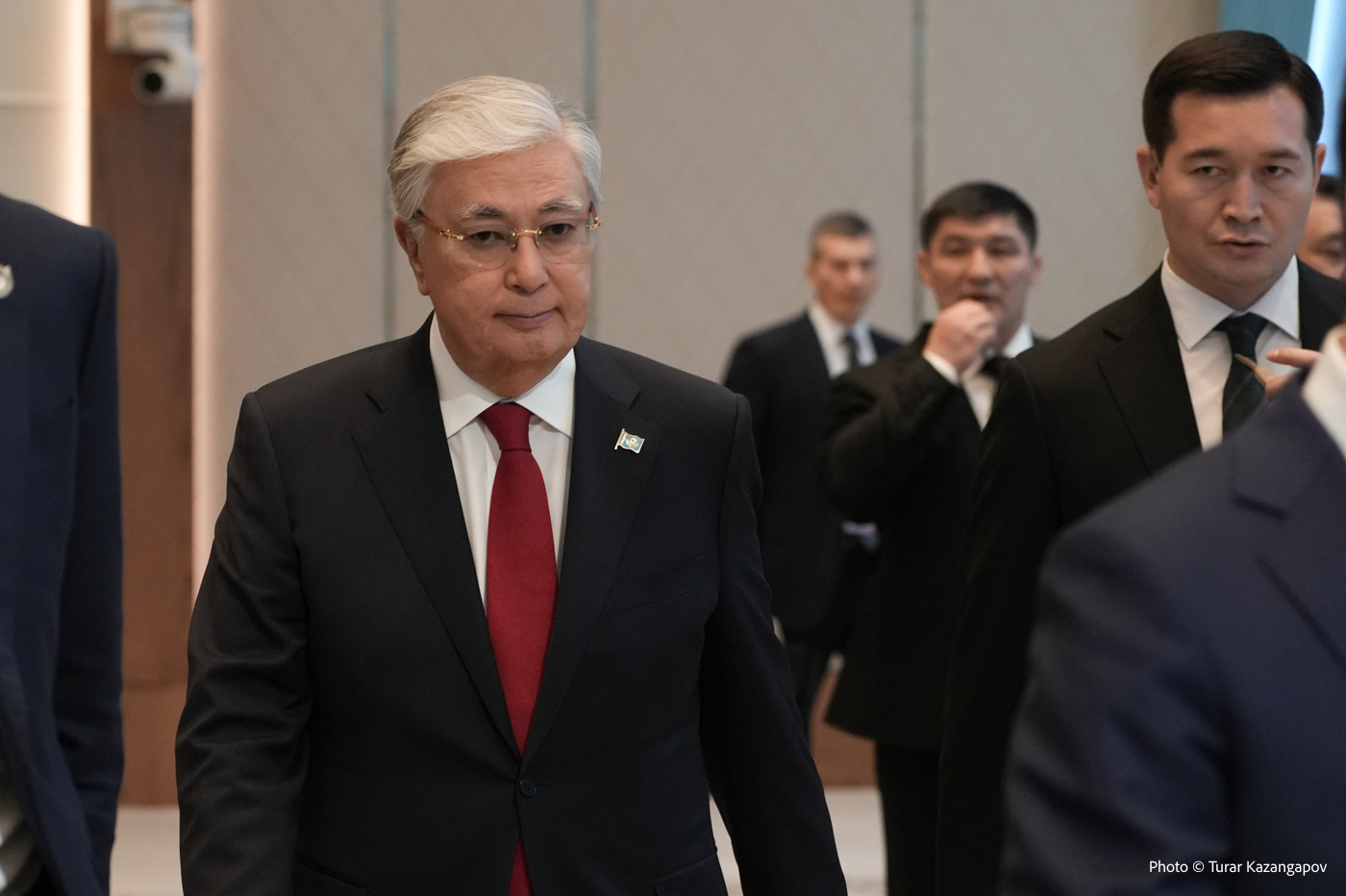 Токаев раскритиковал «левобережных людей» в нацкомпаниях, которые пьют чай и кофе вместо работы