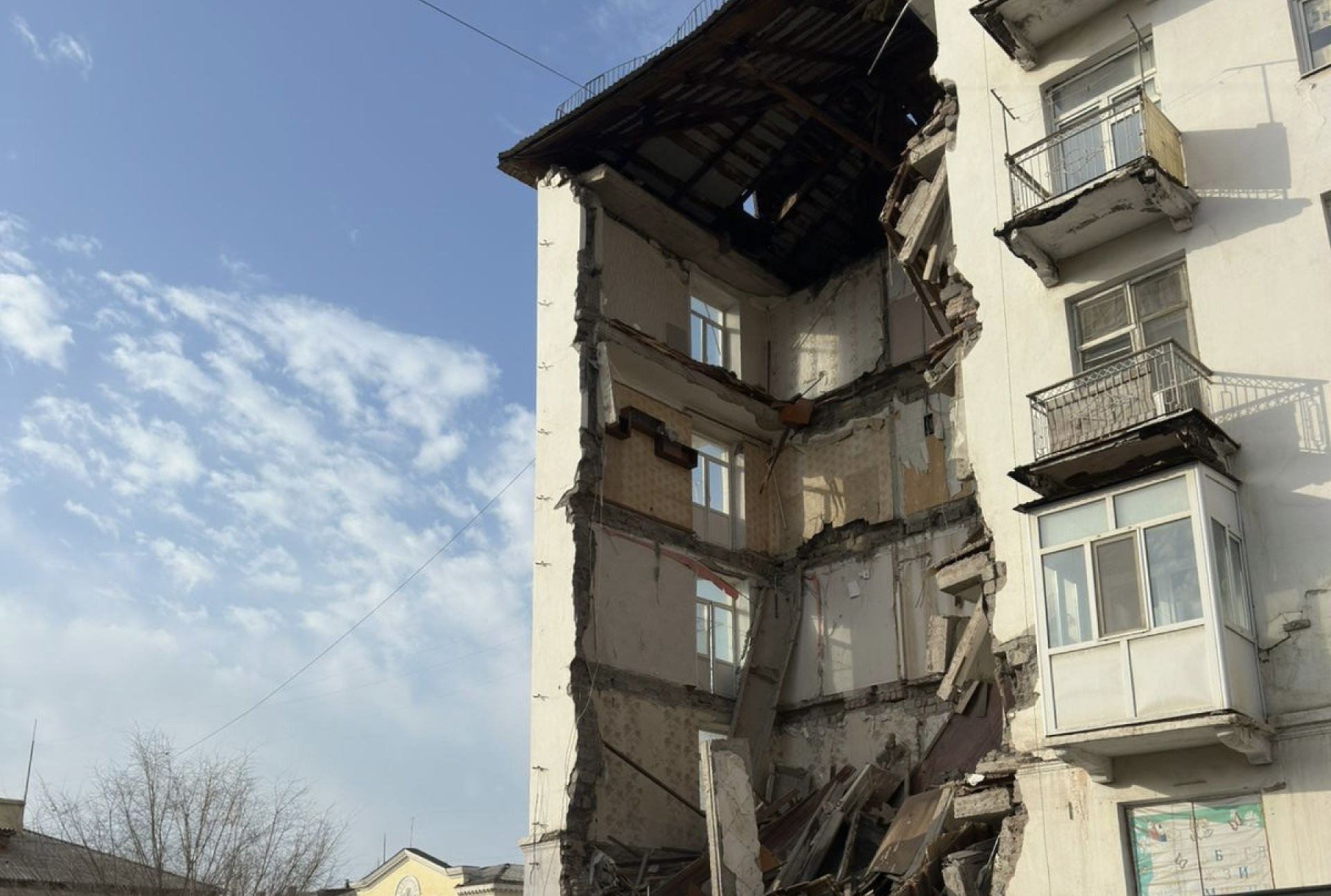 В Балхаше обрушился подъезд пятиэтажного дома — видео