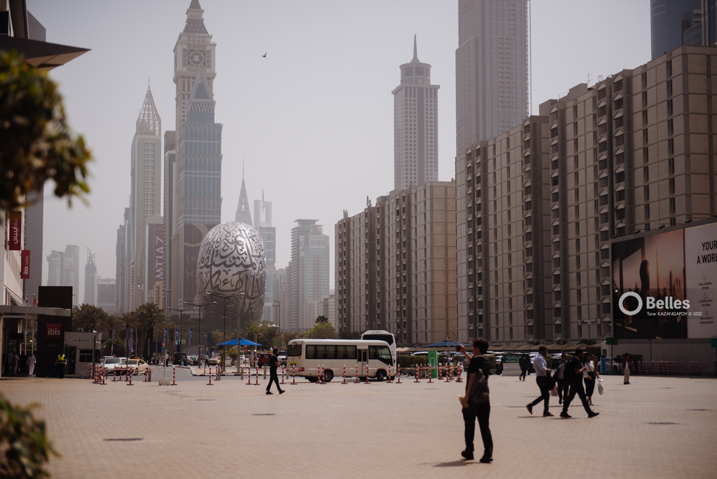 Осколок ракеты упал на территорию отеля в Дубае и попал на видео