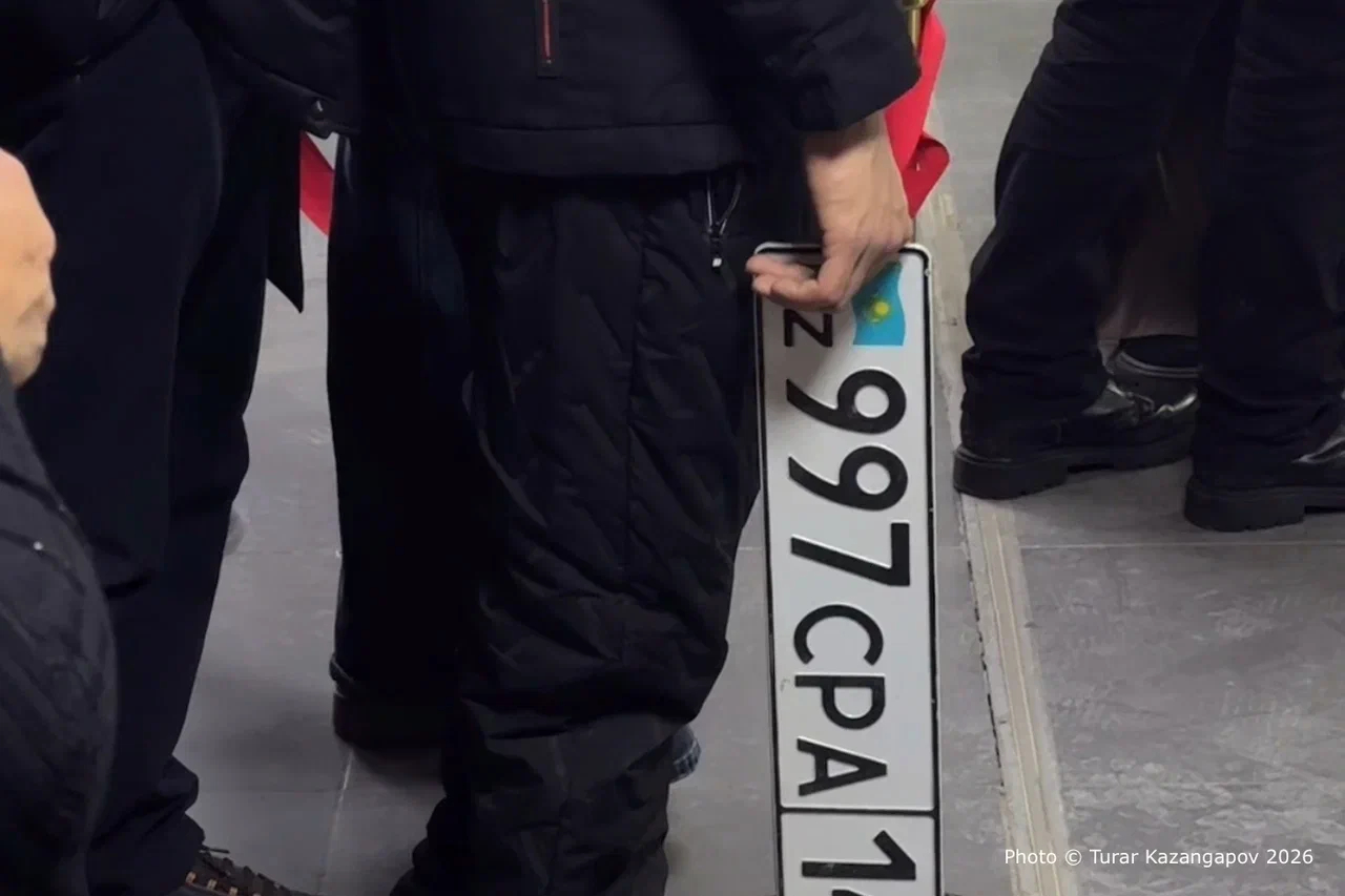 Алматинцы стоят неделями в очередях за «красивыми» номерами и жалуются на посредников