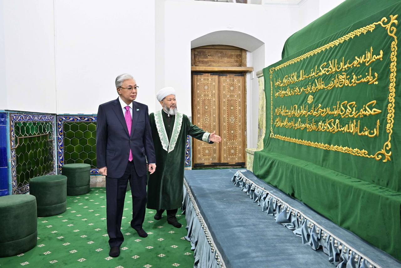 Токаев посетил мавзолей Ходжи Ахмеда Яссауи в Туркестане