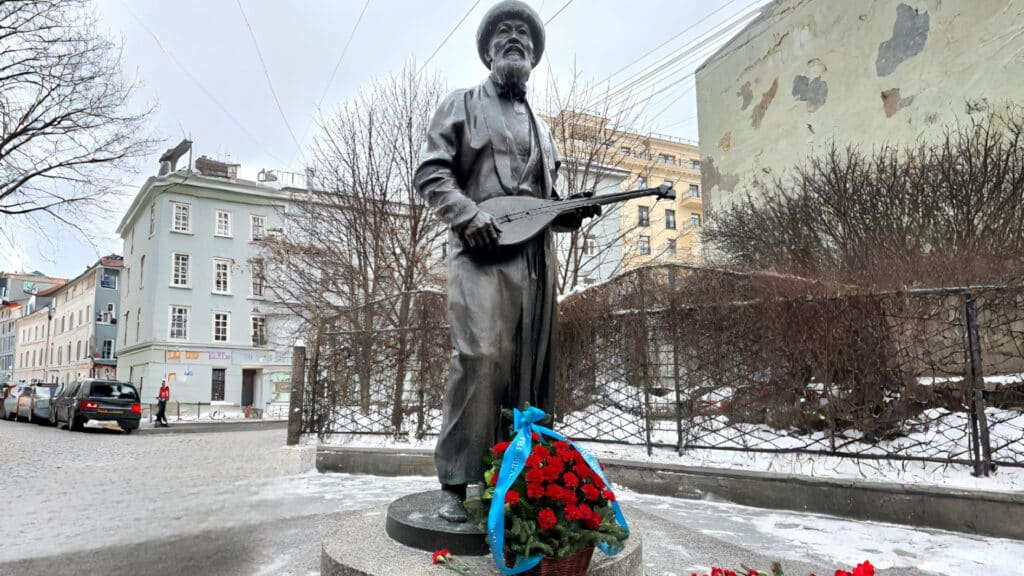 В Санкт-Петербурге возложили цветы к памятнику Жамбылу Жабаеву