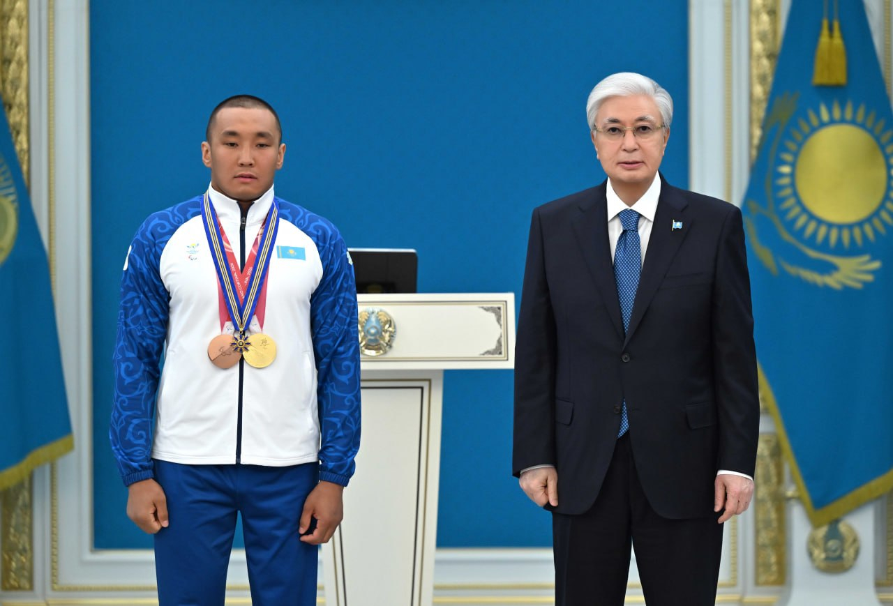 Токаев наградил паралимпийца Ербола Хамитова за историческую победу