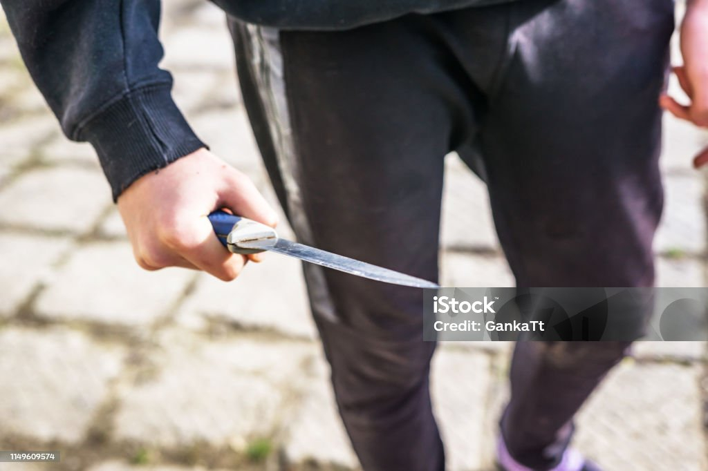 Мужчина с ножом напал на школьника в Алматы