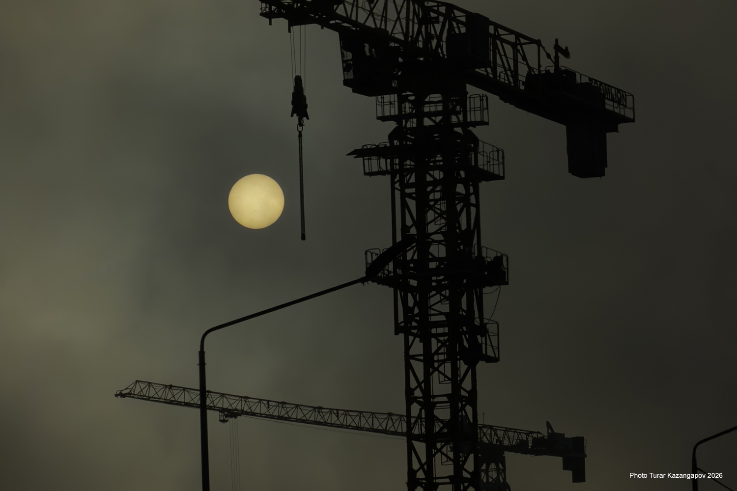 Астану второй день окутывает густой туман водителей предупредили об опасности