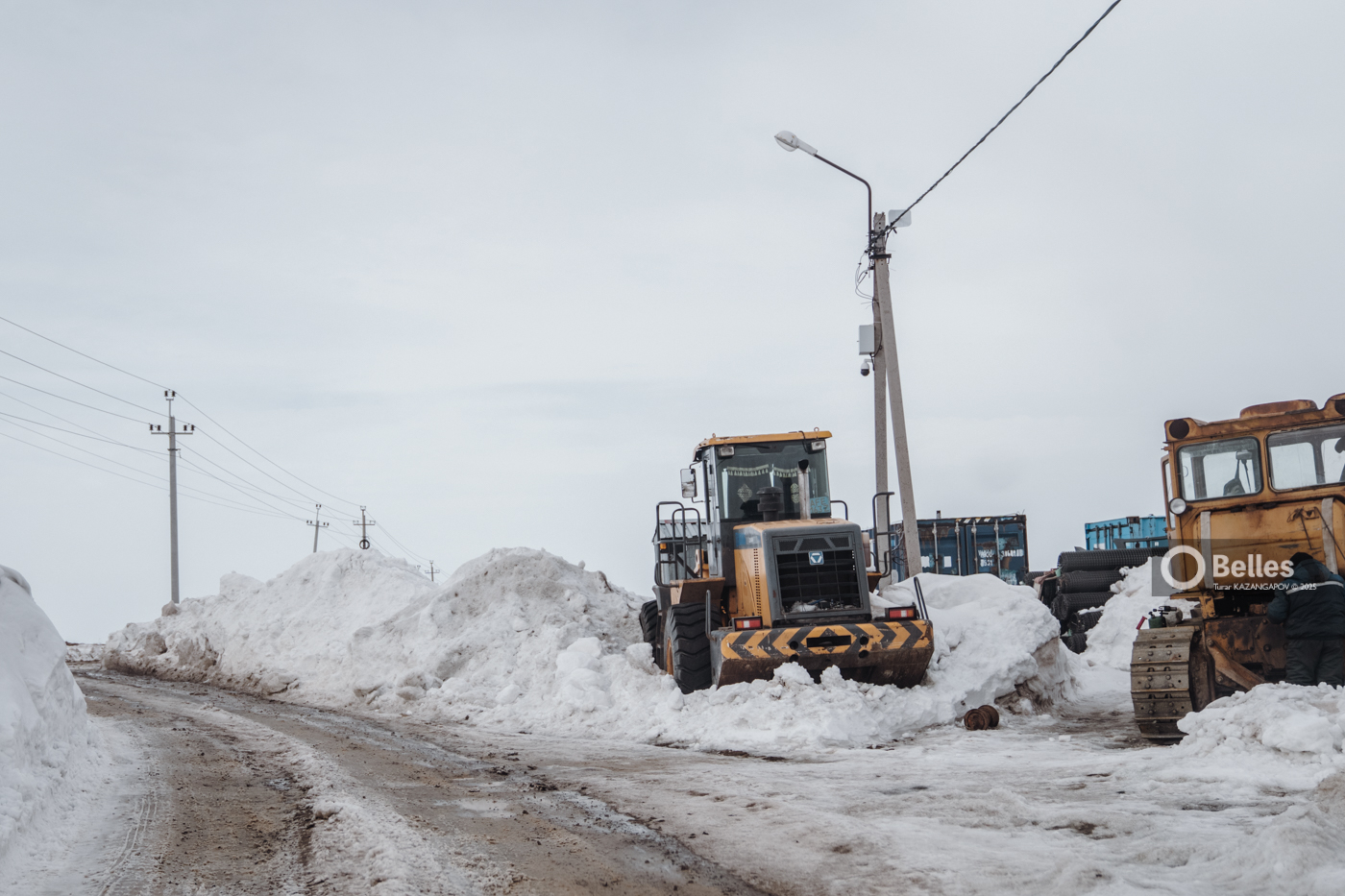 Миллионы кубометров снега вывозят в Акмолинской области для предотвращения паводков