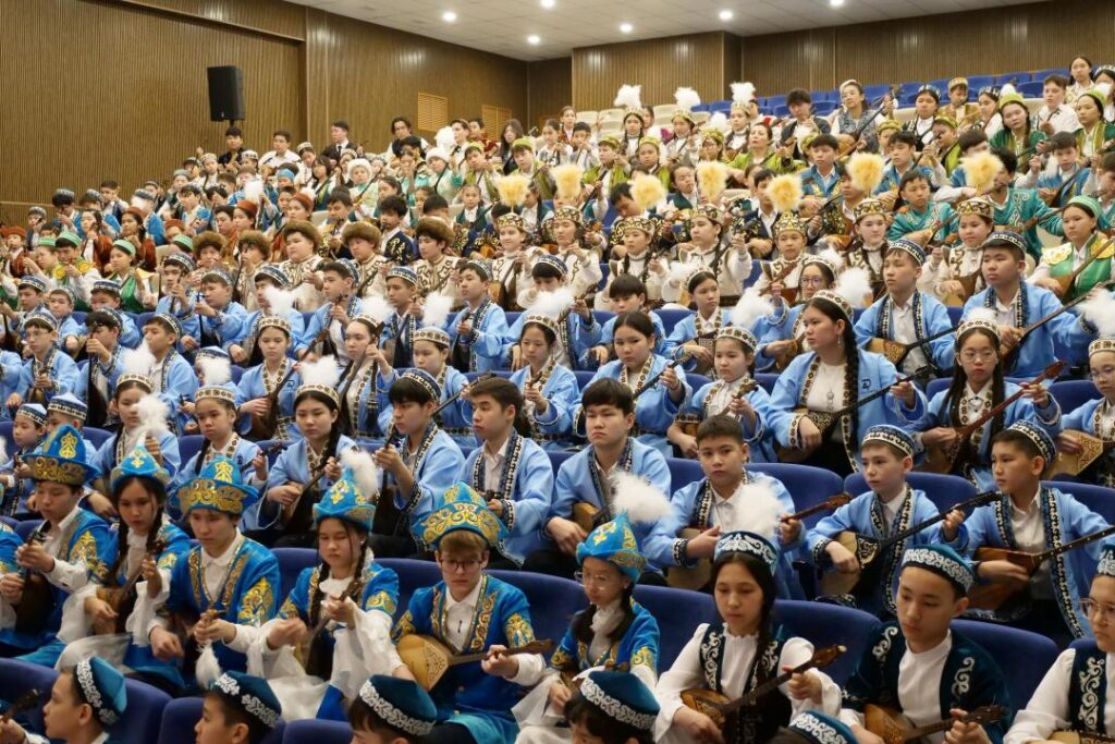 Полмиллиона школьников и студентов сыграли кюи одновременно по всей стране