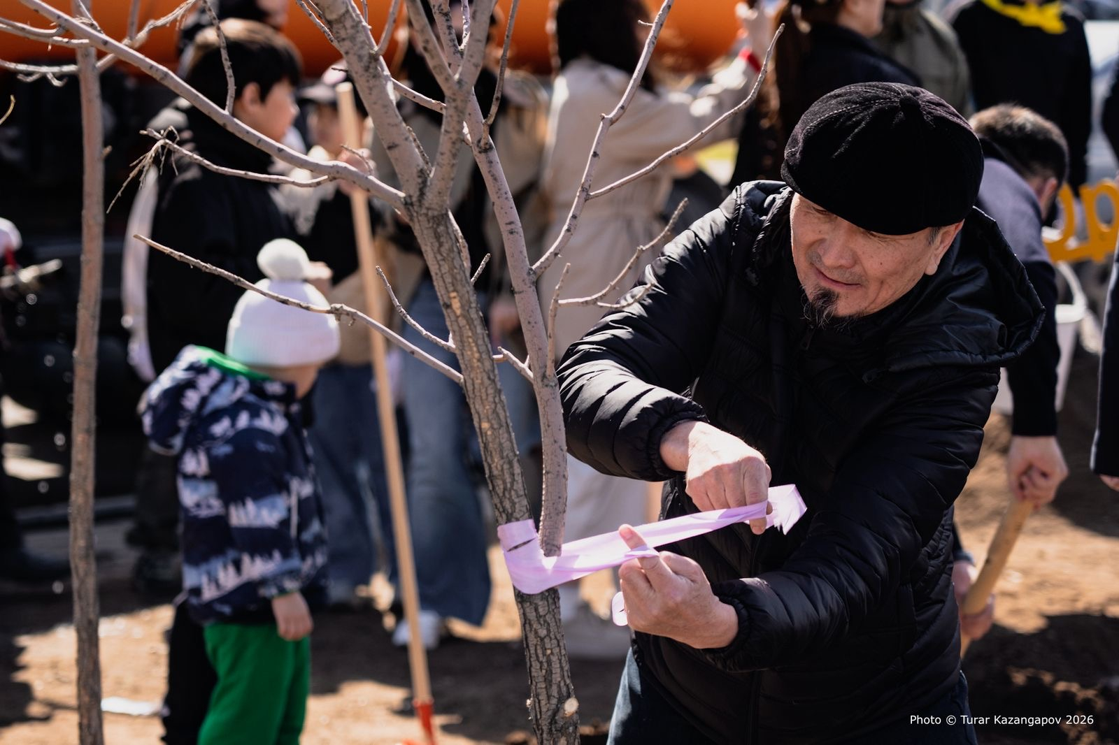 Сквер, где загадывают желания: сотню деревьев высадили с утра в столичном районе Сарайшык