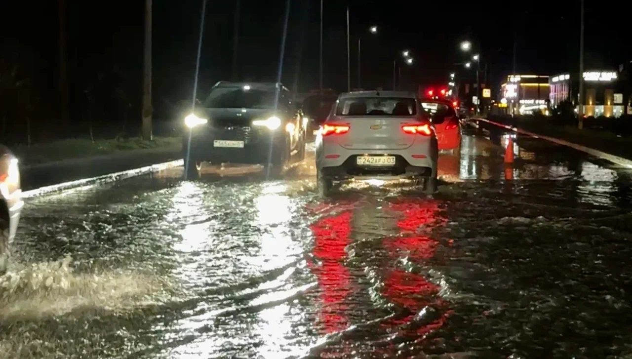 Плотину прорвало под Астаной: на месте работают более 200 спасателей