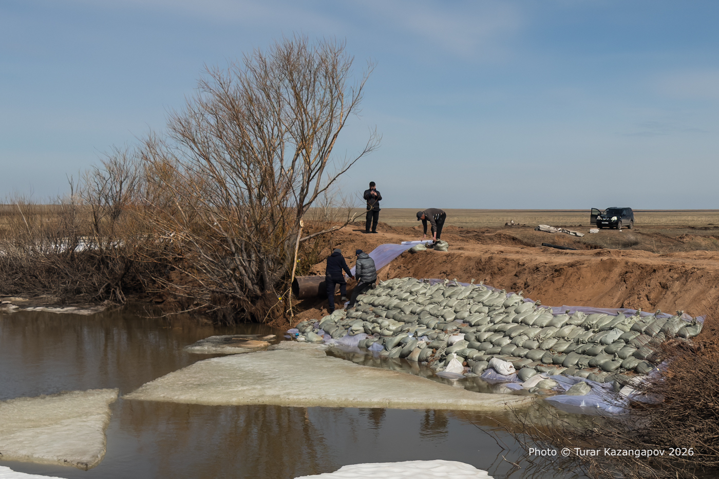 Жители сёл сдерживают первый паводок весны в Сабынды