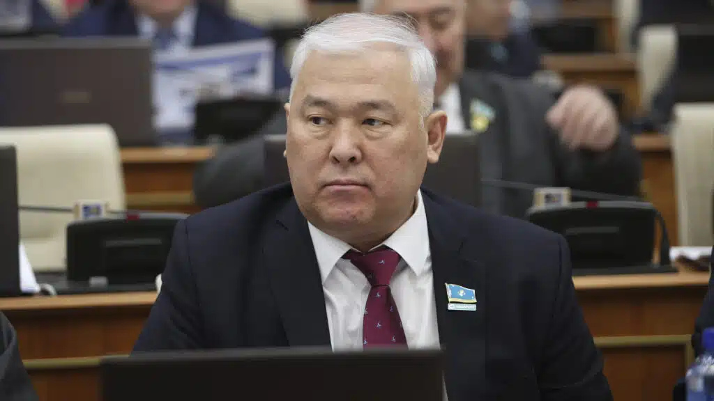 Депутат Абенов резко выступил против смягчения наказания для наемников