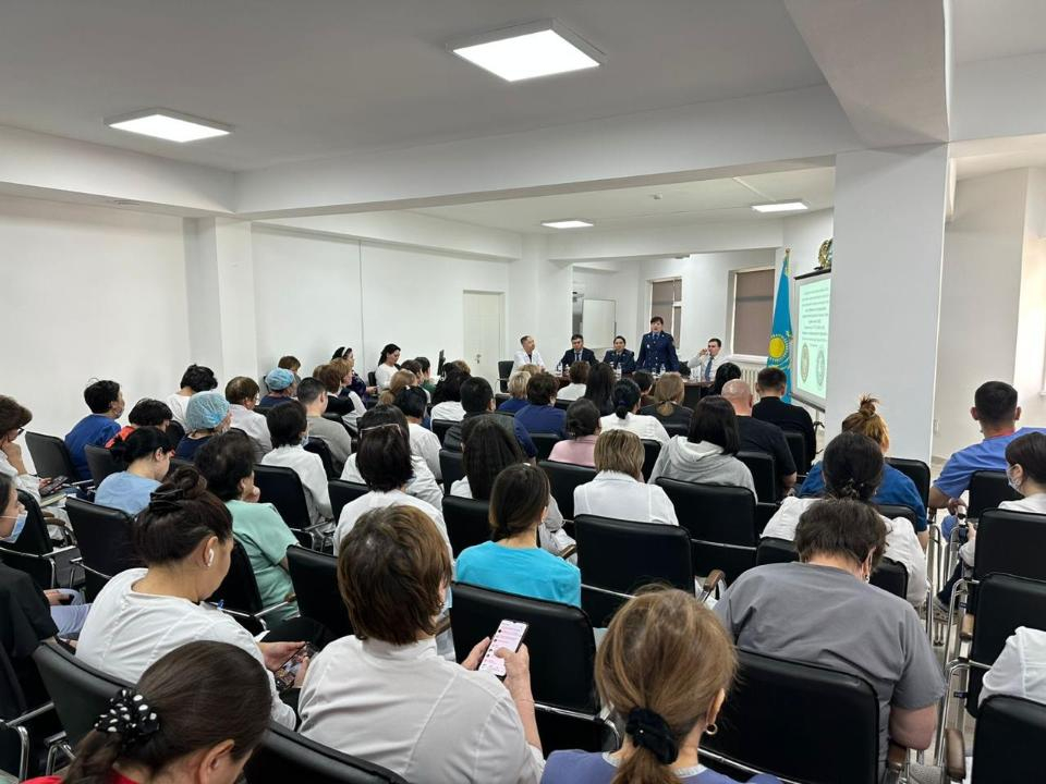 Жители сёл сдерживают первый паводок весны в Сабынды