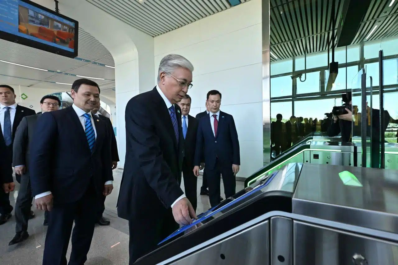Токаев запустил Astana LRT и стал первым пассажиром линии — видео