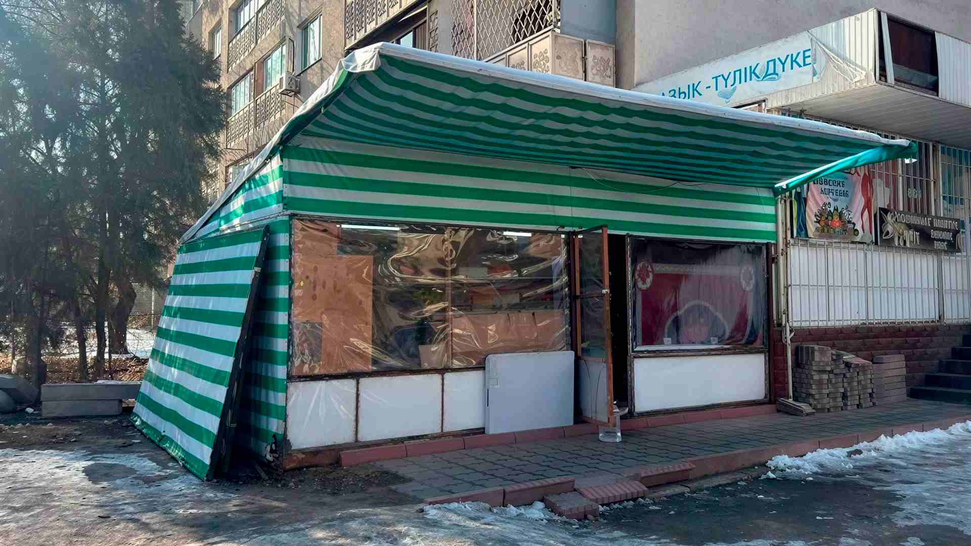 В Алматы выявили почти 1,6 тысячи незаконных киосков и павильонов