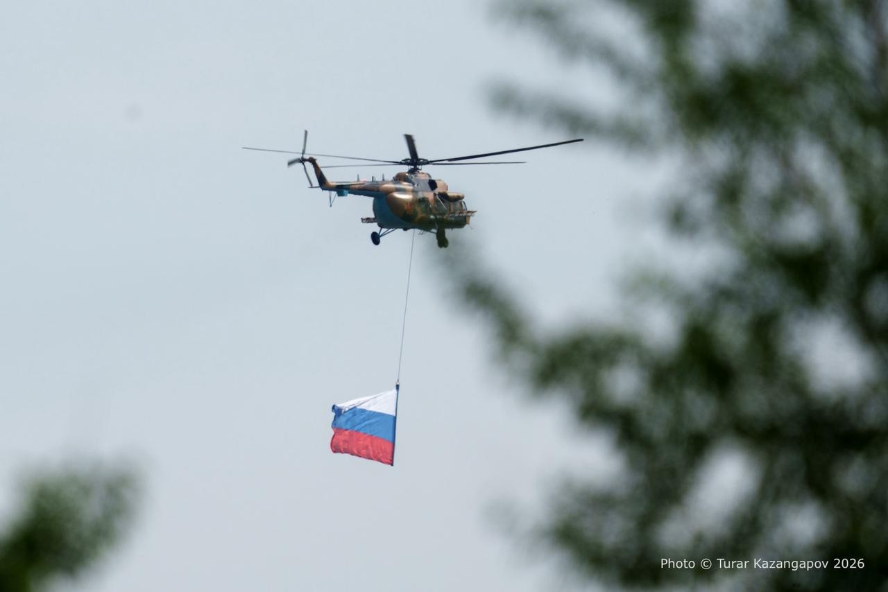 Вертолеты с флагами России летают над Астаной перед визитом Путина