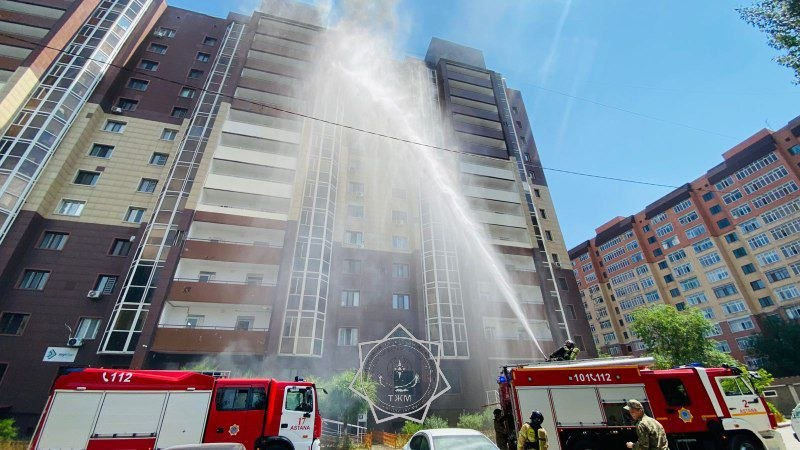 Пожар в ЖК «Береке» в Астане: спасатели эвакуировали ребенка и 13 жильцов