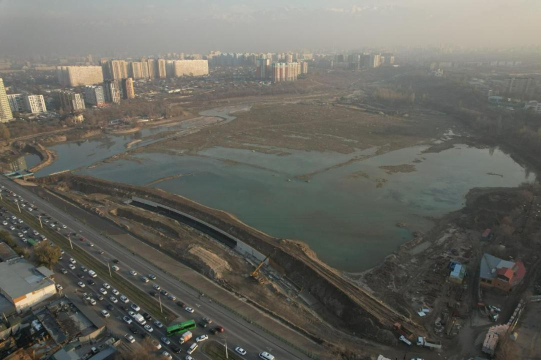 В Алматы начали принудительно сливать воду из Сайрана для ремонта шлюзов