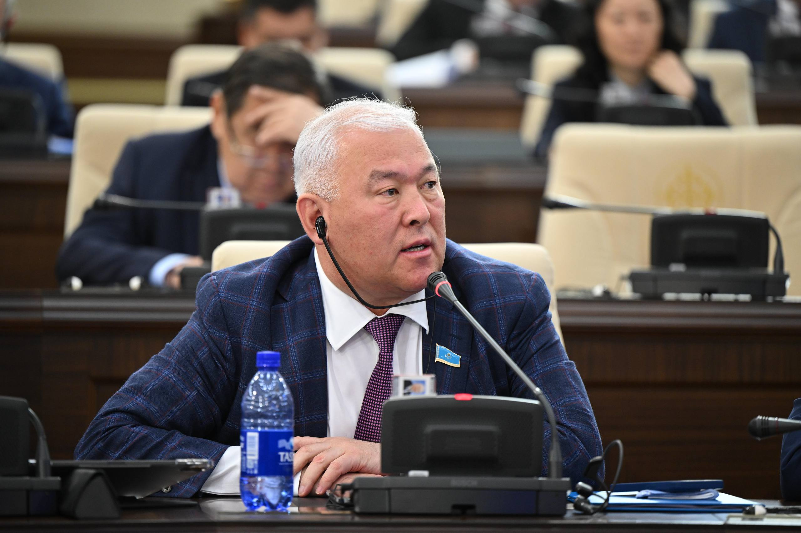 Депутат Абенов усомнился в планах МВД упростить получение ИИН иностранцами