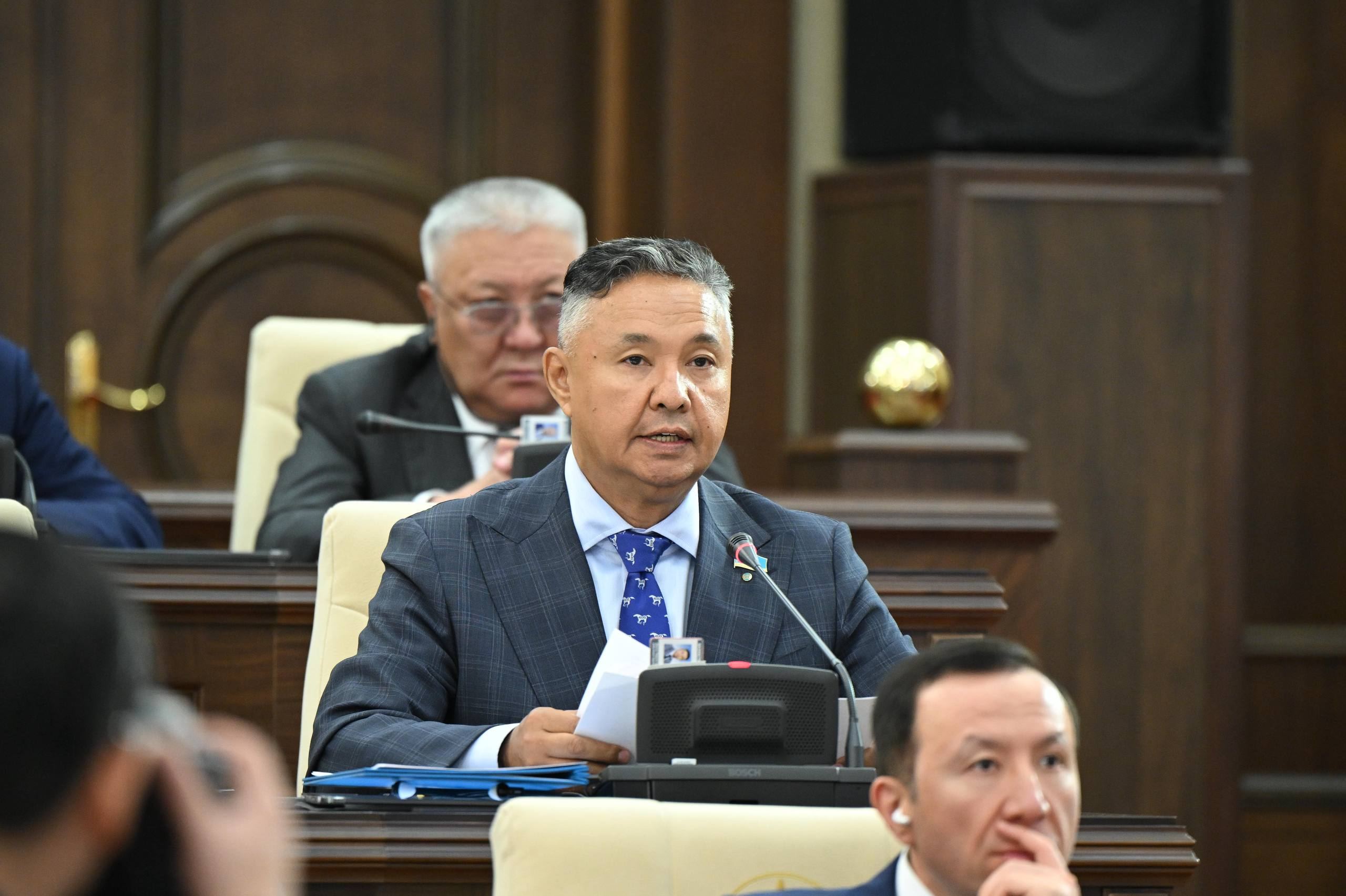Перуашев рассказал, почему передал руководство партией и допустил уход из парламента