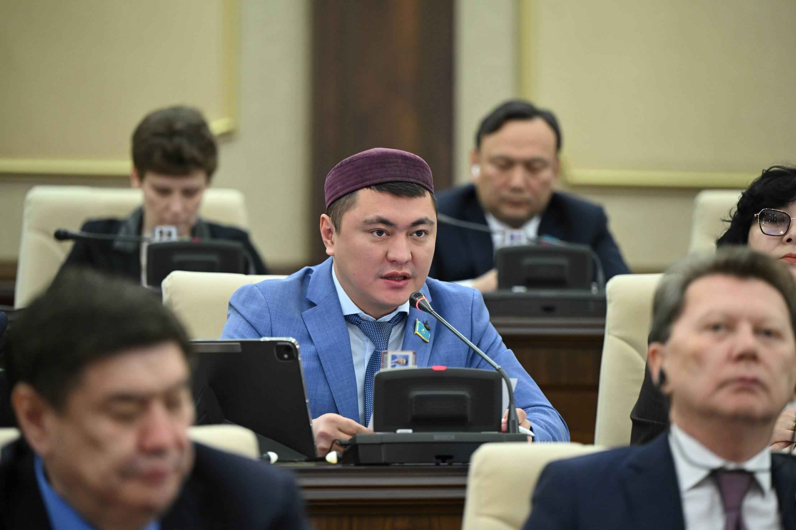 Депутат поддержал идею ограничить демонстрацию роскоши в соцсетях Казахстана