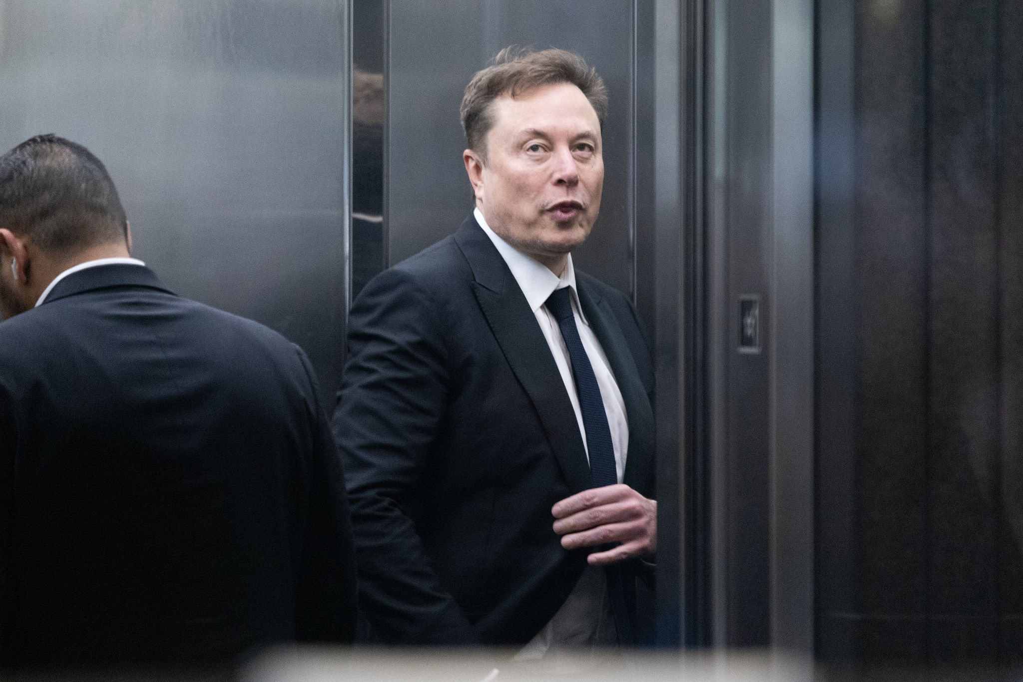Илон Маск стал первым в истории триллионером после рекордного IPO SpaceX