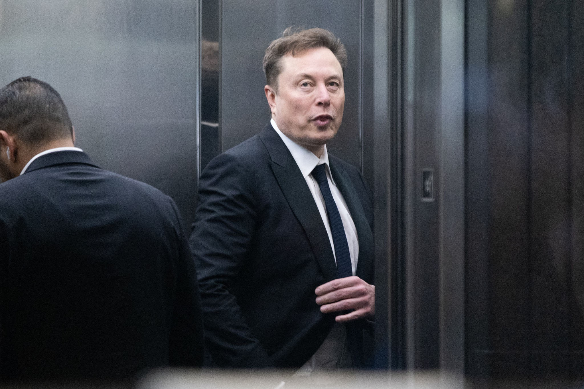 Илон Маск стал первым в истории триллионером после рекордного IPO SpaceX