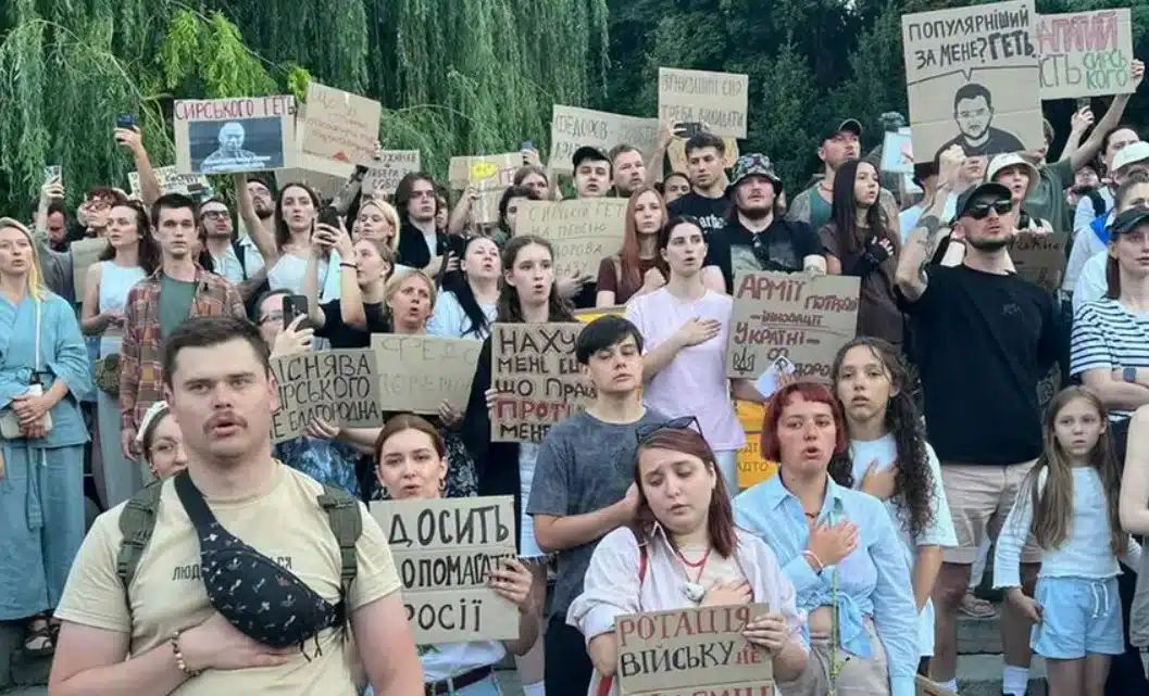 В Киеве второй день проходят протесты после отставки министра обороны