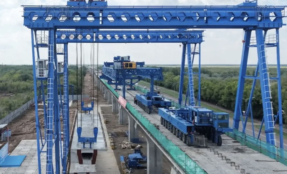 В Астане начали монтаж пролетов новой линии ЛРТ в сторону Косшы