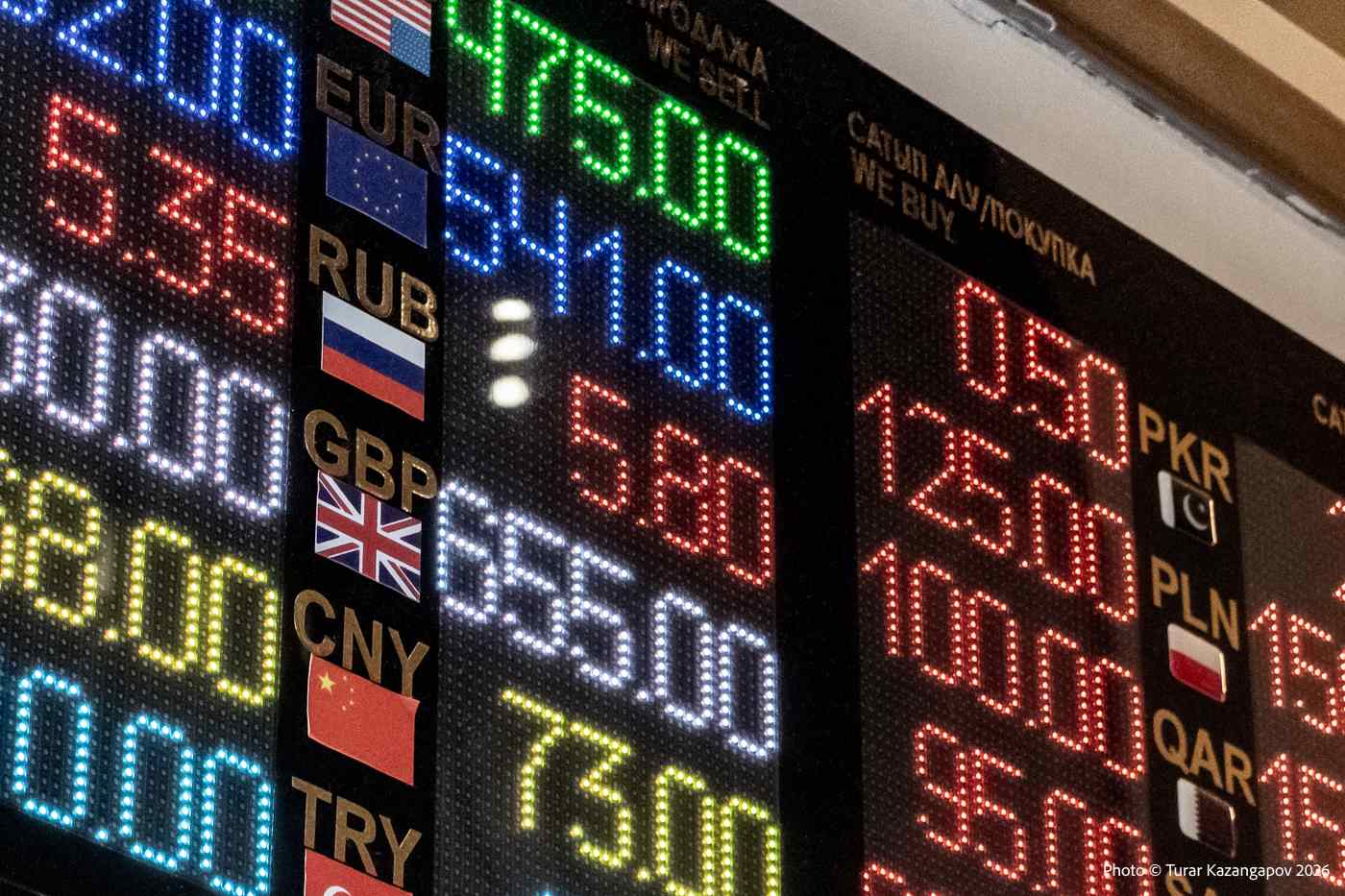 Доллар снова просел почти на 3 тенге: курс на KASE опустился до 455,4