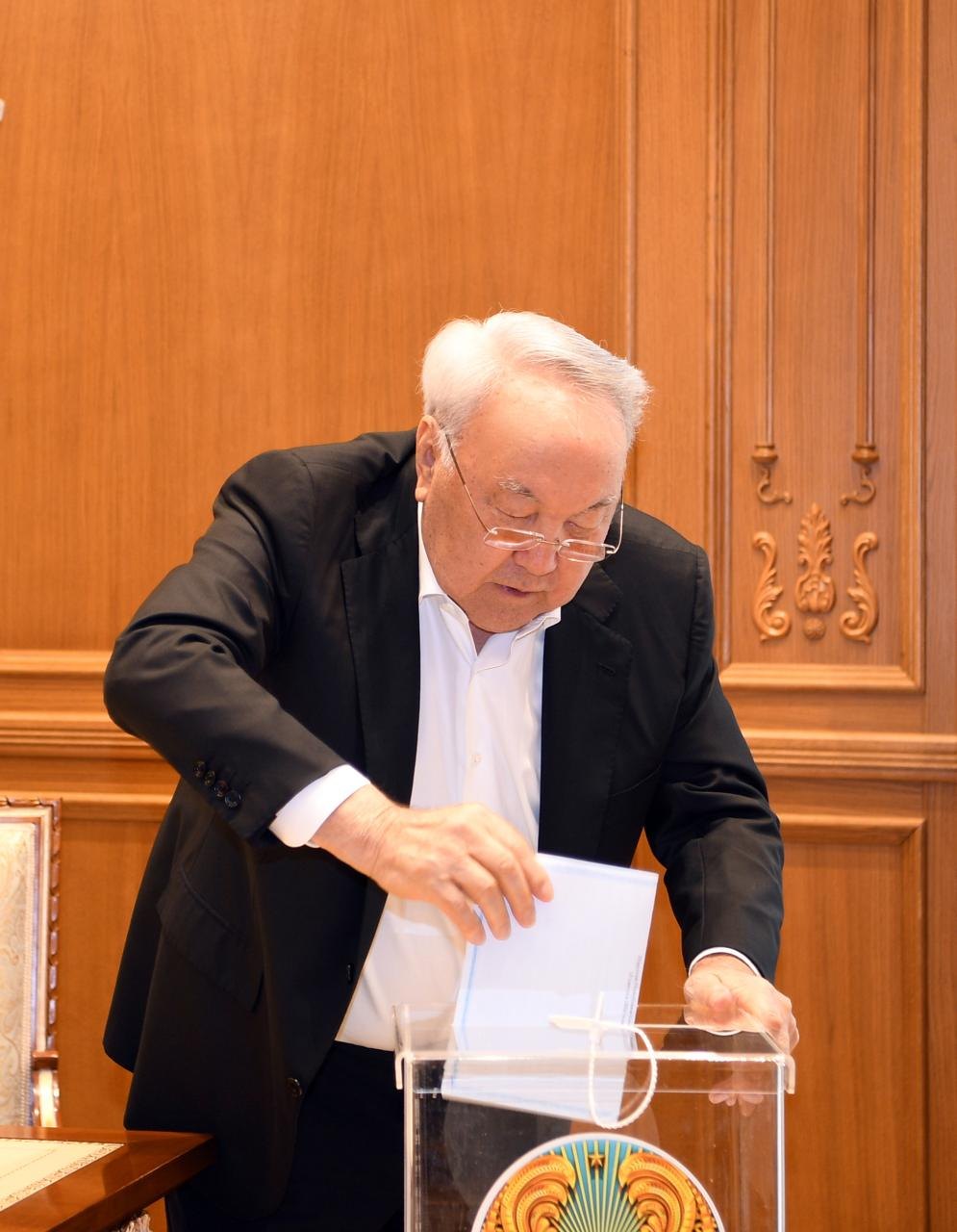Нурсултан Назарбаев проголосовал из дома после операции