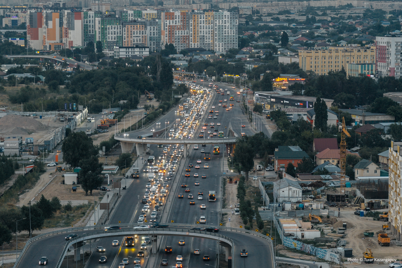 «Строят транспорт будущего, а город застрял в прошлом»: почему Алматы продолжает утопать в пробках
