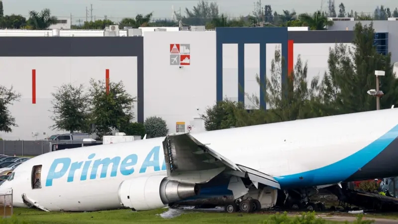 Грузовой Boeing выкатился за полосу в Майами и врезался в автомобили — погибли пять человек