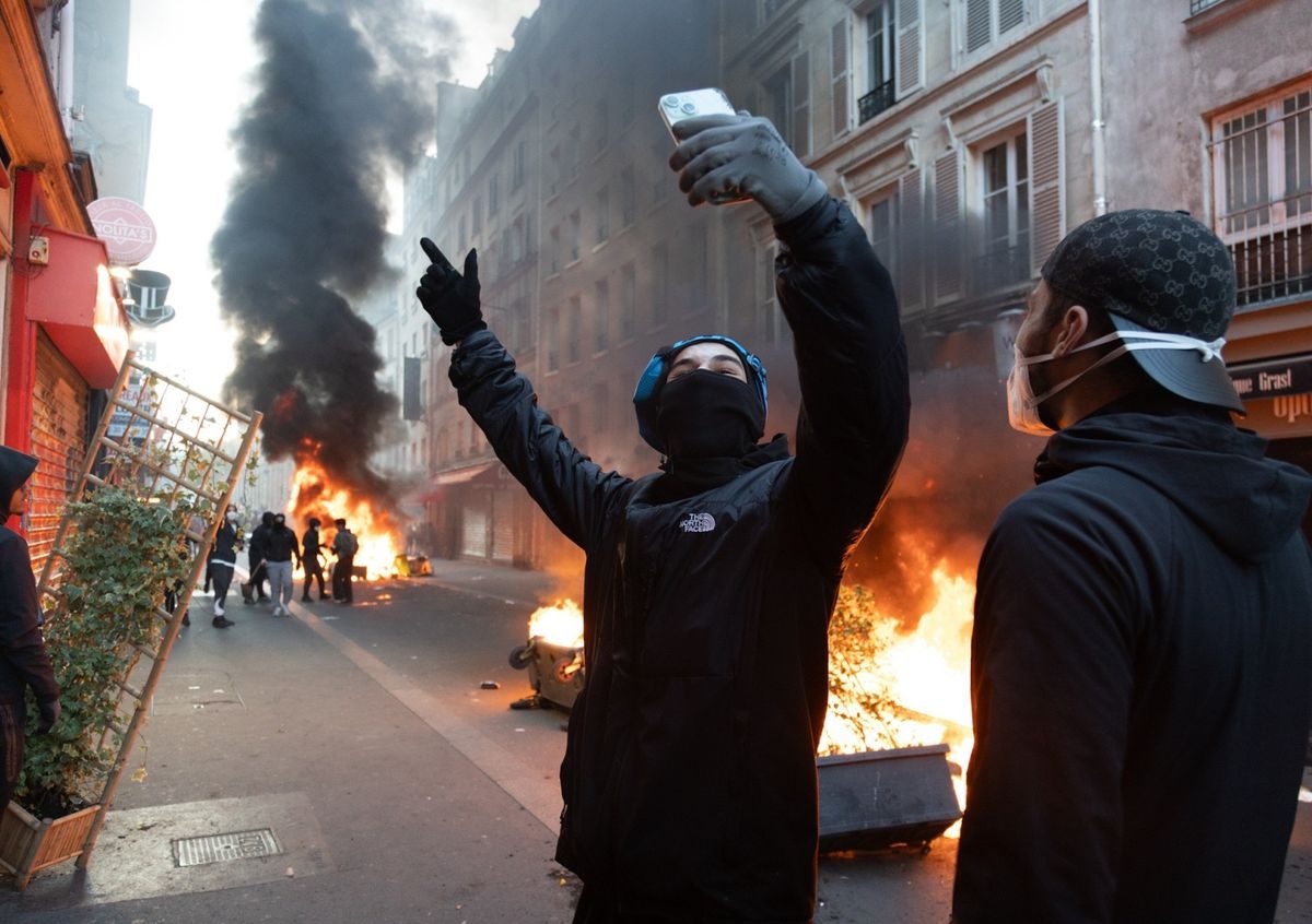 Молодежь Европы выходит на протесты: почему поколение Z недовольно властями
