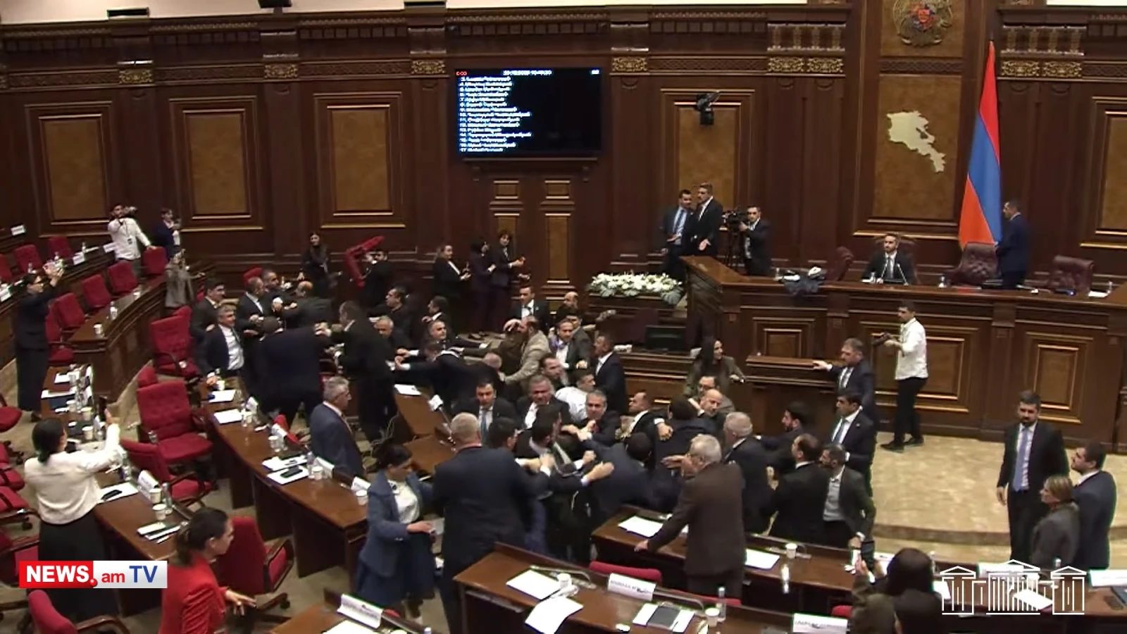 Депутаты парламента Армении устроили драку со стульями: есть пострадавшие